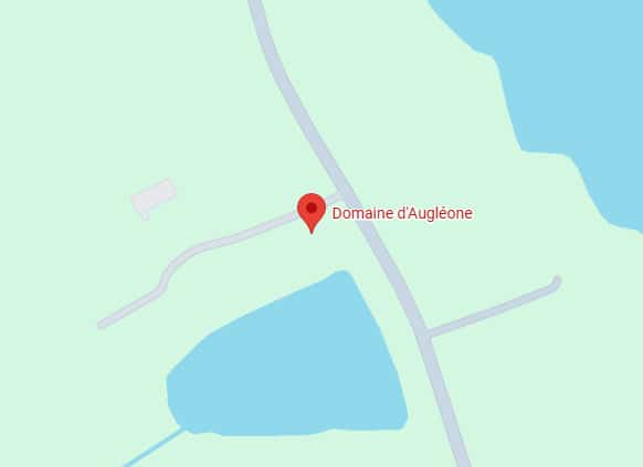 Domaine d'Augléone : Carte de localisation et accès. Carte GPS du Domaine d'Augléone. Épingle rouge indiquant l'accès entre deux étangs, près d'une route principale et d'un bâtiment.