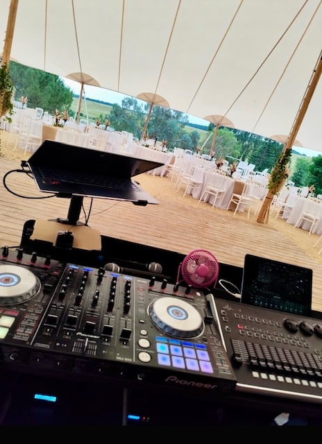 DJ Mariage : Régie Pioneer DDJ-SX2 sous Chapiteau Régie DJ Pioneer DDJ-SX2 sous chapiteau de mariage avec tables de réception.